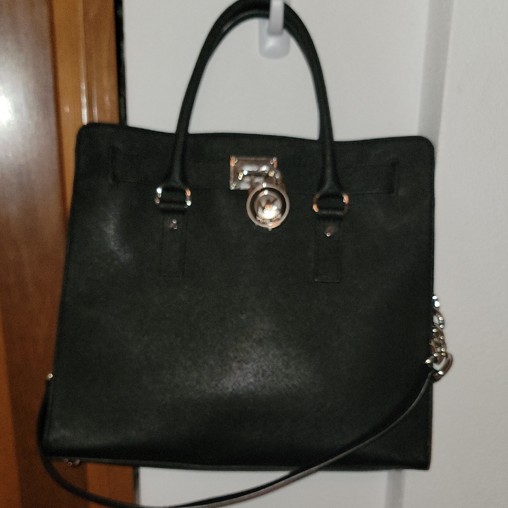 Michael Kors Elegant Black Leather Tote Bag